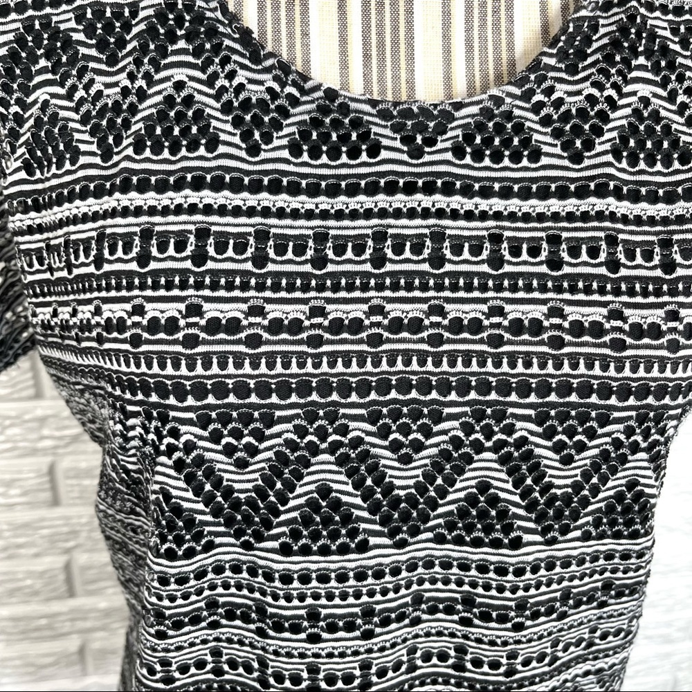 Christopher & Banks Black White Laser Cut Circle Stripes Chevron Top Small - Picture 3 of 6